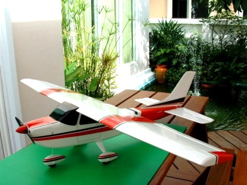 ...Cessna 182 Skylane โฟมไฟฟ้าที่ผมทำ RC ลำแรกในชีวิตครับ บินนิ่มดีครบ