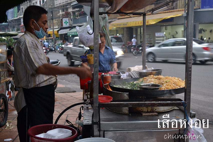 ไปหาอะไรกิน ตอนแรกนึกว่าผัดไทย ที่แท้เกี้ยมอี๋ ผัดเหมือนผัดไทยทุกอย่าง แต่หวานเหมือนกินน้ำเชื่อม ราคาเหรียญครึ่ง