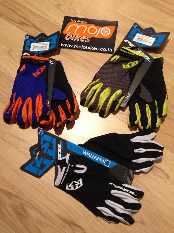 2.Quantum Glove[/color] มีสี เทา/เหลือง , ส้ม/น้ำเงิน , ขาว/ดำ มีตั้งแต่ Xs(บางสี) จนถึง XL ค่ะราคา 1,100.บาท