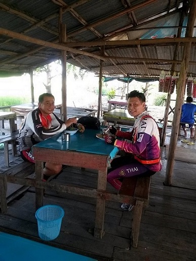 แวะเติมพลังมื้อแรกร้านก๋วยเตี๋ยวไก่ข้าวมันไก่ที่ริมทางสาย 347 ร้านนี้น้ำต้มใบเตยแช่เย็นหอมมากๆขอเค้าเติมใส่กระติกเอามาดื่มกลางทางชื่นใจมาก