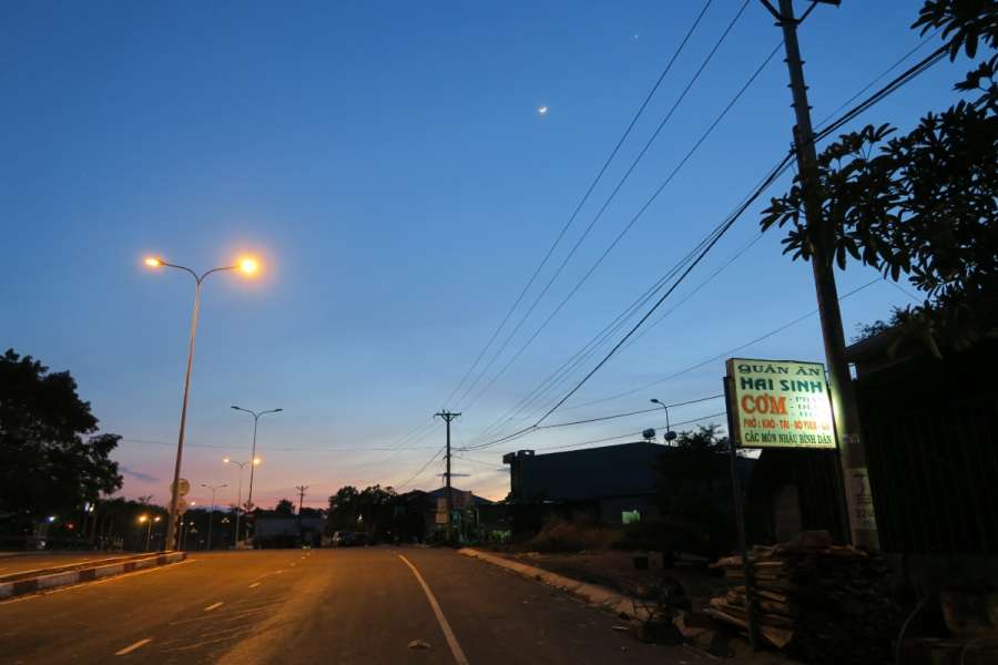 โชคดี มีร้านเดียวที่ยังไม่ปิดคงผู้คนน้อย หกโมงเย็นก็เงียบแล้ว