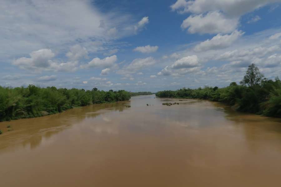 ถนนสายนี้หลังห่างมาจากเมืองBanLungแล้วประมาณสามสิบกม.มีผู้คนตั้งบ้านเรือนอยู่อาศัยน้อยมากคงเป็นเพราะถนนตัดผ่านป่าสงวนระยะทางยาวมาก น่าจะเกิน60กม.