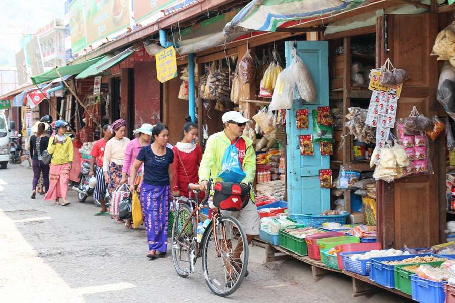 พี่หงอยจูงจักรยานชมตลาดสด