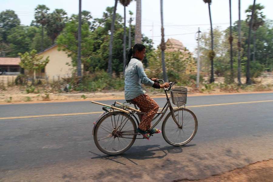 ระหว่างจอดพักก็เห็นชาวกัมพูขาใช้จักรยานกันเป็นปกติในชีวิตประจวันโดยเฉพาะเด็กนักเรียน