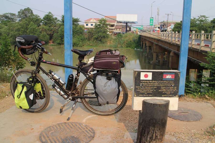 จอดถ่ายคู่กับป้ายสะพานหน่อย