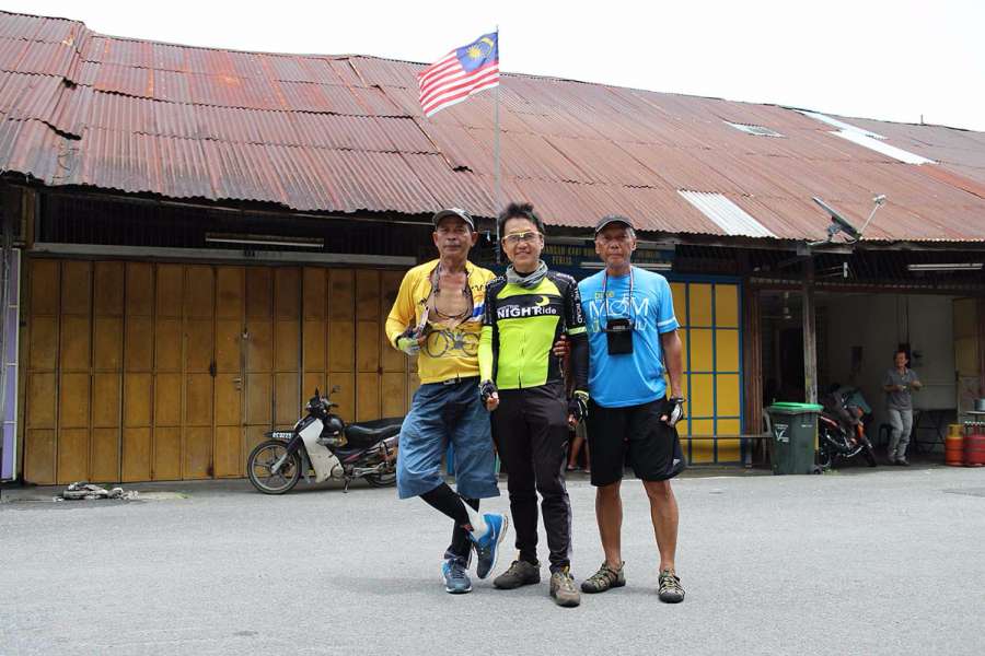 สามหนุ่ม สามวัย อายุต่างกันคนละ 10ปี ชาวิชเด็กสุด อ่อนประสบการณ์ในการปั่นทัวริ่งที่สุด เพิ่งจะหัดปั่นทัวริ่งได้เพียง 1 ปีเอง