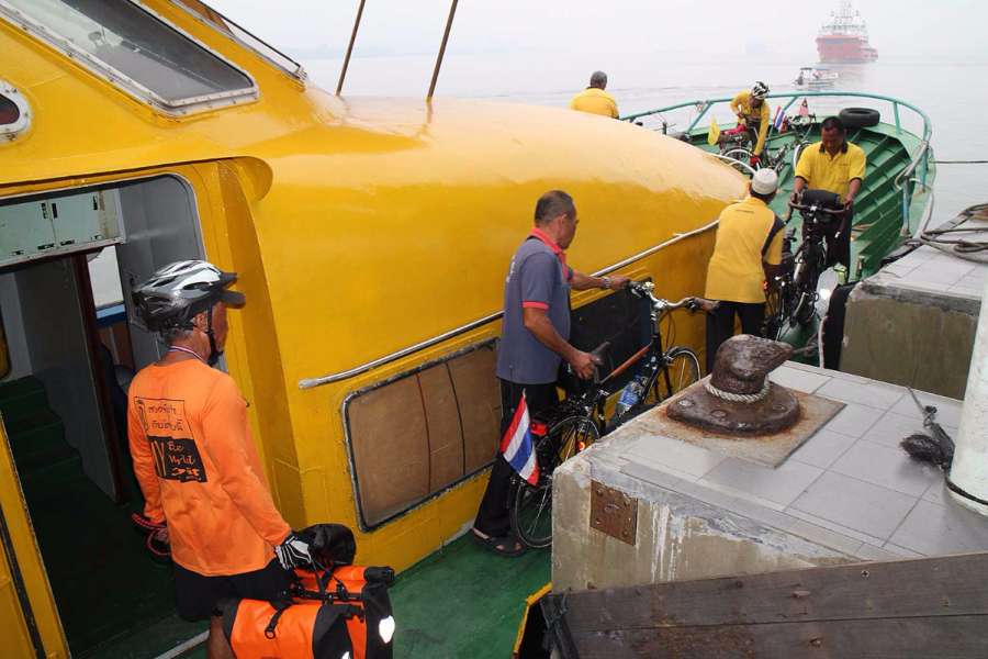 ถึง Lumut ชาวิชชวนลงเรือเฟอร์รี่ข้ามไปเกาะปังกอร์