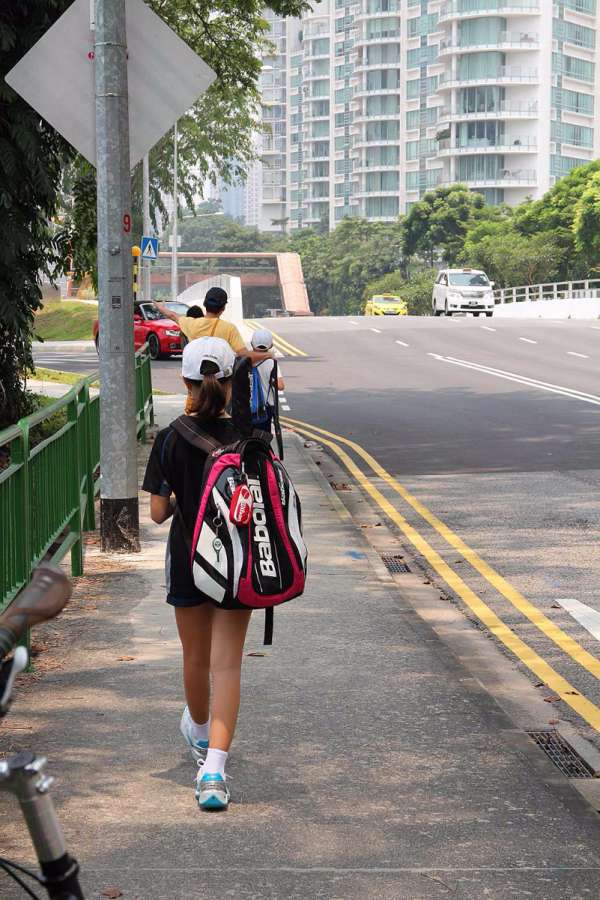 ระหว่างรอพี่วี ก็ส่องเด็กนักเรียนสิงคโปร์ ขยันเกิน ขนาดเดินยังอ่านหนังสือไปด้วย