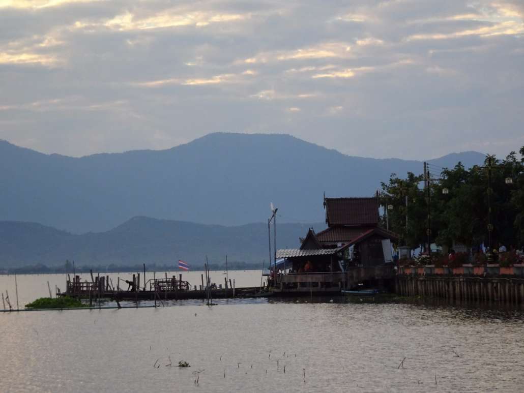 บริเวณท่าเรือข้ามฟากไปวัดติโลกอาราม ซึ่งเราไม่ได้ข้ามไป