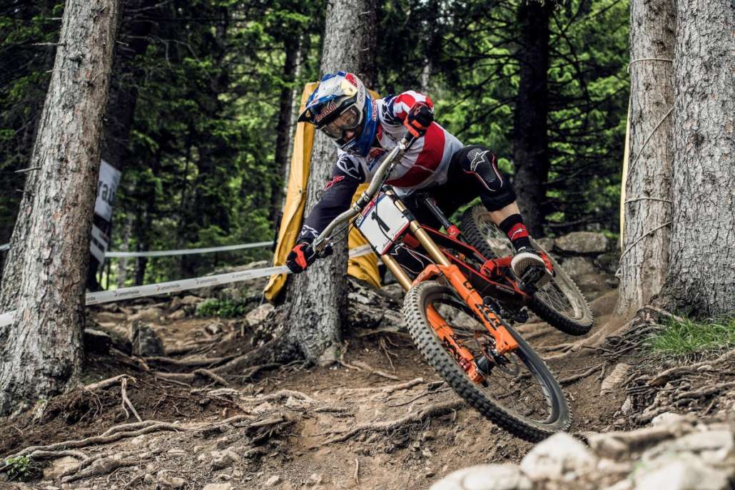 aaron-gwin-in-action-at-lenzerheide-2016-dh-world-cup.jpg