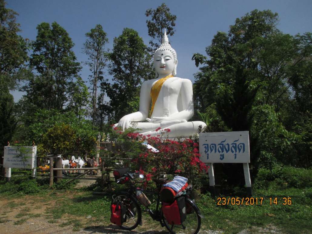 ขึ้นมาถึงจุดสูงสุดของพื้นที่บริเวณนี้เขาสร้างพระขาวและมีที่พักให้ เราได้อาศัยพักผ่อนกันนานพอควร อากาศร้อนสุด ๆ น้ำเกือบหมด นั่งสักครู่เผลองีบไป(ด้วยความเหนื่อย๕๕)เสียเวลาตรงจุดนี้นานพอควรครับ รถที่วิ่งผ่านไป - มา เห็นพวกเราปั่นกันเขาคงคิดหัวเราะ &quot;ไอ้พวกนี้ถ้าจะบ้า แดดร้อนชนิดตับแตกยังมาปั่น&quot; เหมือนปีประมาณ ๕๓ ซึ่งเป็นปีที่ร้อนมาก ๆ ในเดือนเมษาเราปั่นไปแม่ฮ่องสอน ซึ่งครั้งนั้นทำให้พวกเรารู้จักกับคำว่า Heat Stroke และมีพวกฝรั่งได้ตั้งฉายาให้พวกเราว่า &quot;Mad Guy Team&quot; เมื่อปั่นถึงตัวจังหวัดแม่ฮ่องสอน ได้รับการต้อนรับจากเจ้าหน้าที่อำเภออย่างดีพร้อมออกวุฒิบัตร &quot;ผู็พิชิต ๑๘๖๗ โค้ง&quot; ทั้ง ๆ ที่เป็นวันเสาร-อาทิตย์