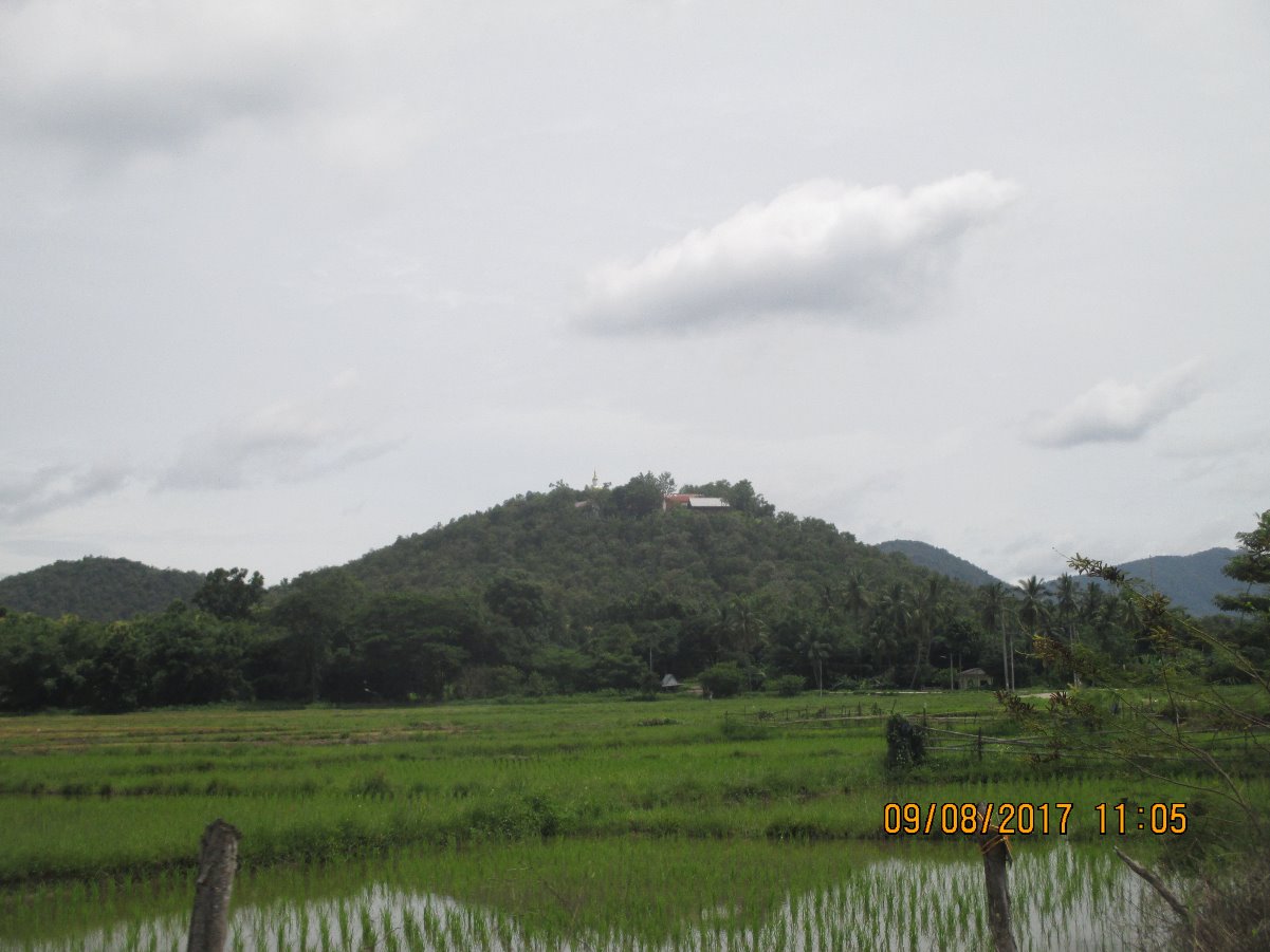 ตรงหน้าที่ยอดเขาเป็นวัดพระบาทตีนนก เราเคยปั่นขึ้นไปทานมื้อกลางวัน เป็นอีกที่หนึ่งอยากให้ท่านทั้งหลายได้เยี่ยมชม จะมองเห็นทิวทัศน์ของเมืองดอยสะเก็ดทั้งเมือง สวยงามร่มรื่นอากาศไม่ต้องบรรยายครับ สุดยอด.