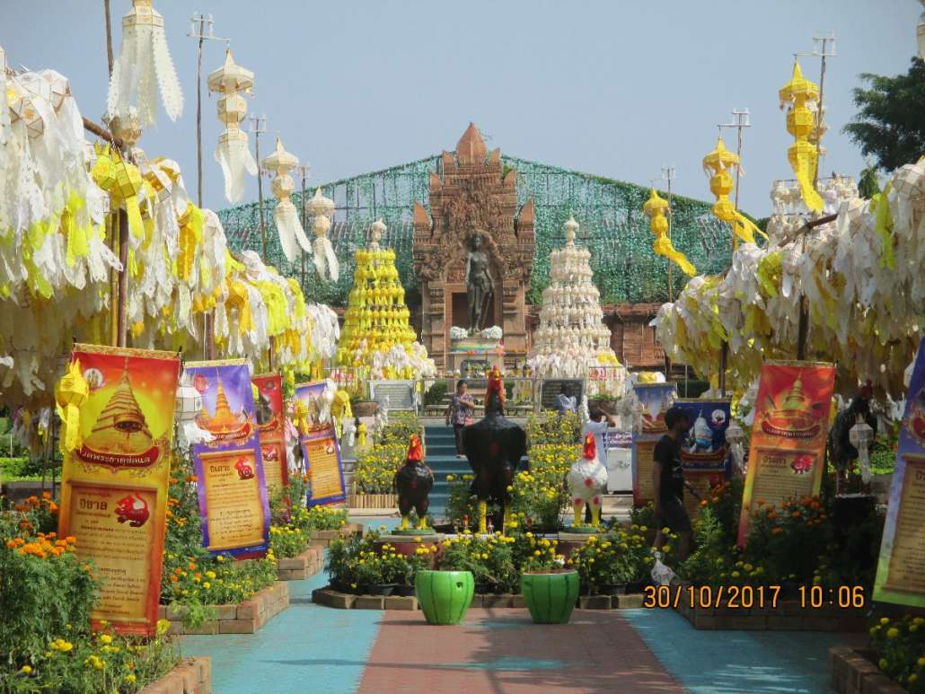 ชมโคมไฟกระทง ลพ (28).JPG