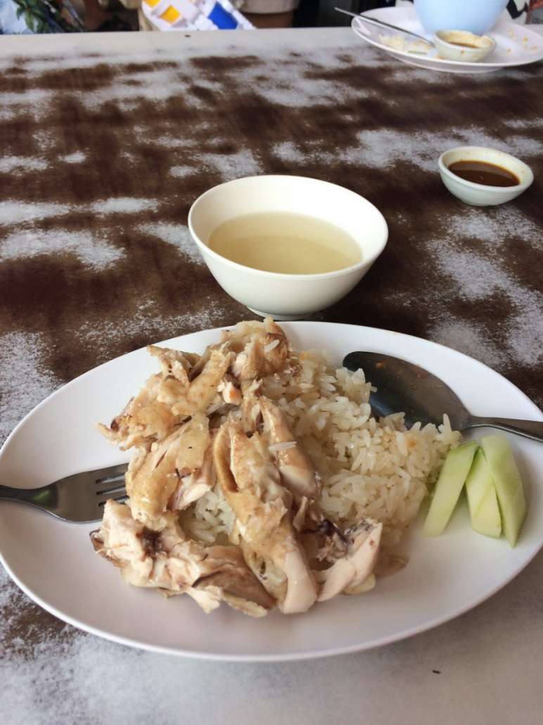 แวะกินข้าวมันไก่หลักเมืองครับ คนเยอะมากเพราะหลายร้านปิดสงกรานต์