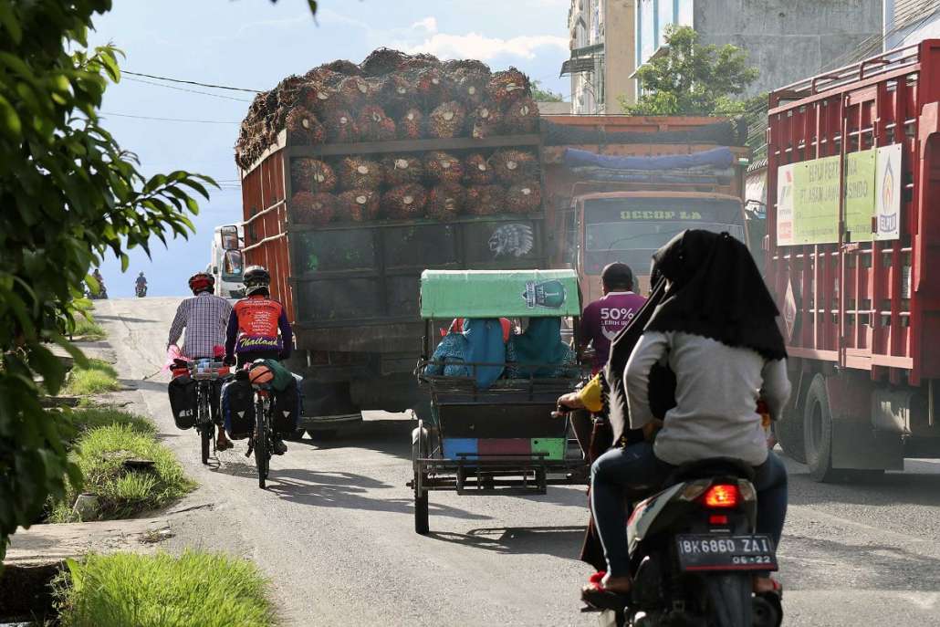 เข้าเมือง Kota Pinang รถเยอะมาก โดนเบียดตกถนนกันไหม?