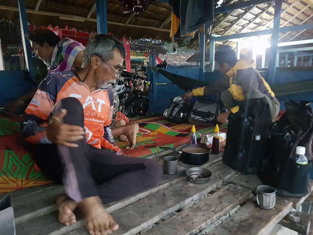 พี่สุธรรมต้มกาแฟให้กินทุกเช้า