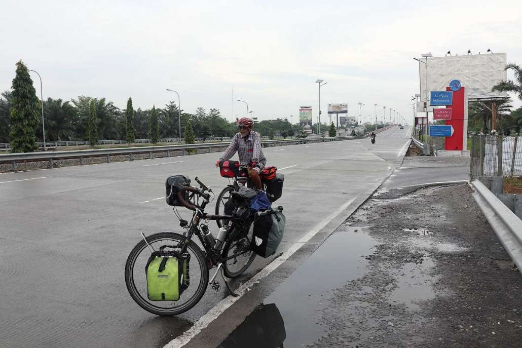 สะพานทางยกระดับที่เราเพิ่งลอดใต้วนขวามา