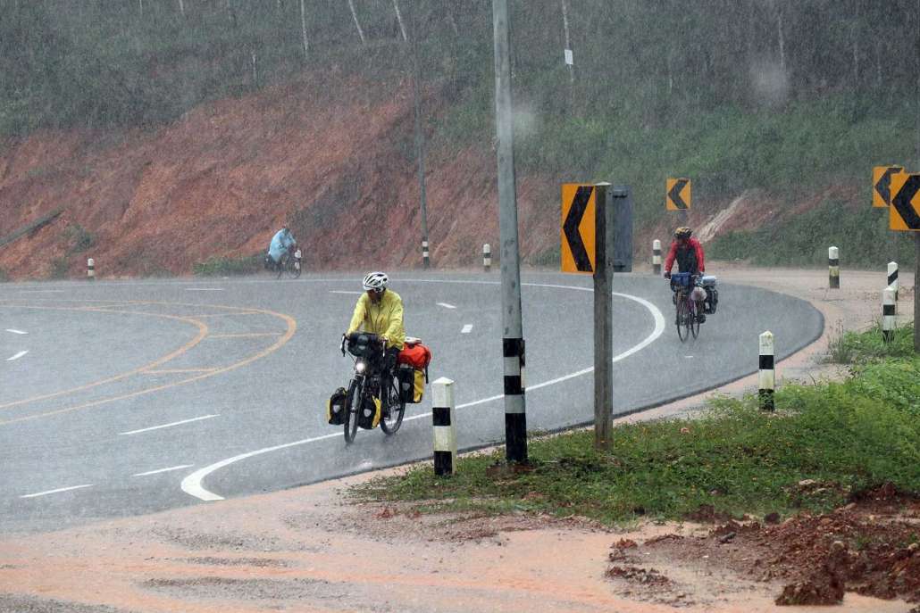 พี่สุธรรม พี่นิวัฒน์ และพี่ดำ เสือหงอยชุมพร ปั่นลุยฝนจากสังขละบุรีไปป้อมปี่ ช่วงนี้พายุเซิ้นติณญ์กำลังมาแรง เกิดฝนตกหนัก ดินถล่ม น้ำป่าไหลหลากท่วมข้ามถนนจนทางขาด