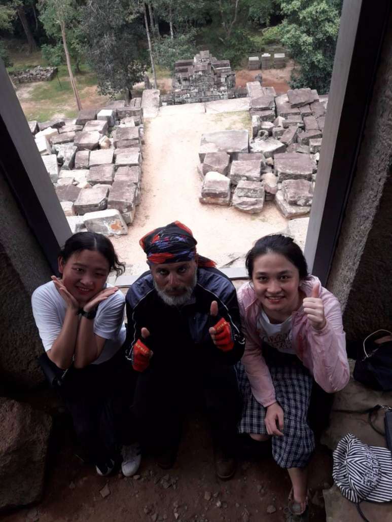 ชั้นบนสุดของปราสาทตาแก้วกับสาวจีน (ผมได้ยินสาวจีนหนึ่งในสองเรียกเพื่อนมาถ่ายรูปว่าพอเฒ่าเคราดกขอถ่ายรูปด้วย ซึ่งคงไม่คิดว่าเราฟังภาษาจีนออก)