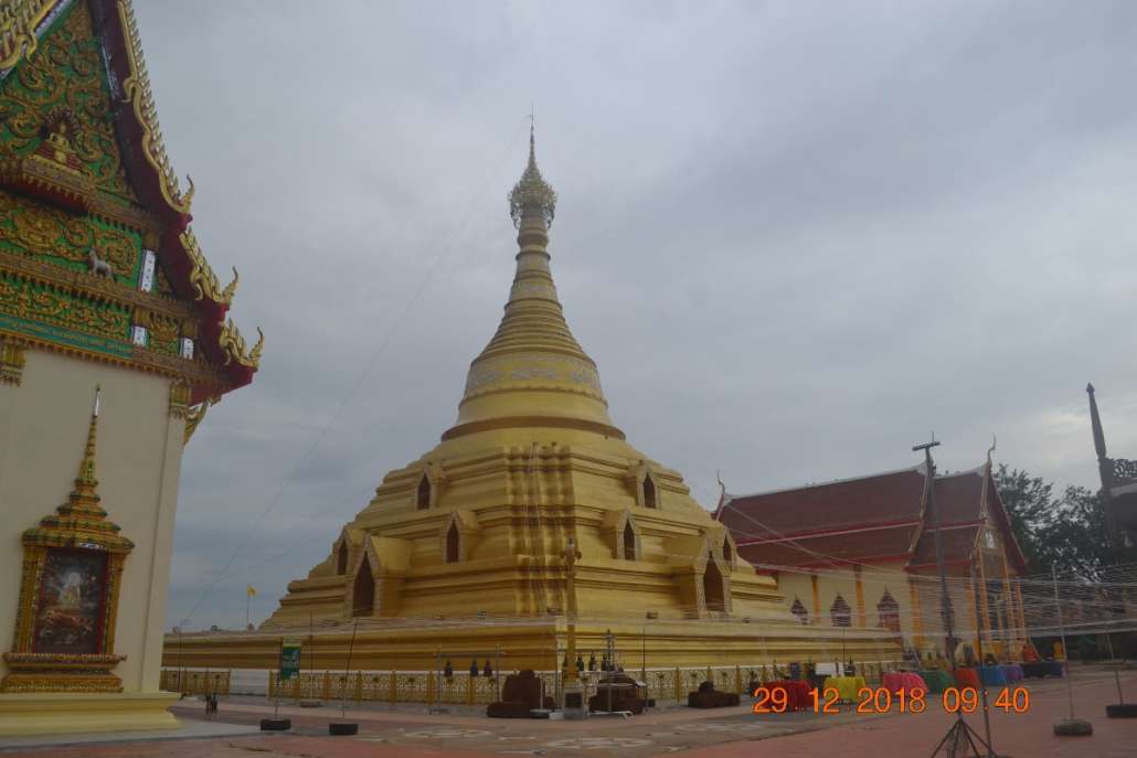 วัดเก่าแก่ ตั้งแต่สมัยเมื่อ 600 กว่าปีที่แล้ว มีชื่อว่า  วัดพระบรมธาตุเจดียารามเป็นวัดเก่าแก่ ตั้งแต่สมัยเมื่อ 600 กว่าปีที่แล้ว ก็ยุคสุโขทัย <br /><br />ดินดอนบริเวณนี้ มีชื่อว่า &quot;นครชุม&quot; และวัดแห่งนี้ก็เป็นพระอารามหลวงประจำเมืองนครชุม  มาแต่สมัยนั้น ตามข้อมูลประวัติศาสตร์ที่ค้นพบจากหลักศิลาจารึก หลักที่ 3 (จารึกนครชุม)  ได้บันทึกไว้ว่า พระยาลิไท แห่งราชวงษ์สุโขทัย โปรดเกล้าฯ ให้สร้างพระบรมธาตุเจดีย์  เพื่อประดิษฐานพระบรมสารีริกธาตุ และปลูกพระศรีมหาโพธิ์จากลังกา ณ วัดพระบรมธาตุเจดียาราม  เมื่อปี พ.ศ. 1900 ภายในวัดมีเจดีย์ขนาดใหญ่ที่เรียกว่า &quot;พระบรมธาตุเจดีย์&quot; เป็นเจดีย์เก่าแก่ ตั้งแต่สมัยสุโขทัยเช่นกันกับตัววัด พระเจดีย์ทรงพุ่มข้าวบิณฑ์ (ดอกบัวตูม) ตั้งเรียงกันสามองค์ อยู่บนฐานเดียวกัน โดยองค์กลางของพระเจดีย์นั้นประดิษฐาน พระบรมสารีริกธาตุ 9 องค์  อยู่ภายในภาชนะเงินรูปสำเภา พระเจดีย์องค์ปัจจุบันเป็นพระเจดีย์ทรงมอญซึ่งได้รับการบูรณะขึ้นภายหลัง<br /><br /> สิ่งสำคัญอีกอย่างในวัดคือ ต้นพระศรีมหาโพธิ์ ซึ่งชาวกำแพงเพชรเชื่อกันว่า  เป็นต้นพระศรีมหาโพธิ์ที่พระยาลิไททรงปลูกเมื่อ พ.ศ.1900 เป็นต้นโพธิ์ขนาดใหญ่ ประมาณ 9 คนโอบ <br /><br />ประวัติการบูรณะของวัดพระบรมธาตุเจดียาราม<br /><br />พ.ศ.2329 สมเด็จพุฒาจารย์ (โต) แห่งวัดระฆังโฆษิตาราม ได้เสด็จมาเยี่ยมญาติที่เมืองกำแพงเพชร<br /><br />พักที่วัดเสด็จได้อ่านจารึกนครชุมที่ประดิษฐาน ณ อุโบสถวัดเสด็จ ตำบลเมือง อำเภอเมืองกำแพงเพชร  จังหวัดกำแพงเพชร ได้ทราบว่ามีเจดีย์โบราณบรรจุพระบรมสารีริกธาตุ อยู่ริมน้ำปิง ฝั่งตะวันตกตรงข้าม  เมืองเก่าสามองค์ ได้ให้เจ้าเมืองกำแพงเพชรพระยารามณรงค์สงคราม (น้อย) ได้ป่าวร้องให้ประชาชน  แผ้วถางพบเจดีย์ตามจารึกและปฏิสังขรณ์ขึ้น <br /><br />พ.ศ.2414 มีคหบดีชาวพม่า ซึ่งมีอาชีพค้าไม้ชื่อ พระยาตะก่า(ซงพอ)  มีความเลื่อมใสใน  พระพุทธศาสนา ได้ขอราชานุญาตในการปฏิสังขรณ์วัดพระบรมธาตุนครชุม ซึ่งมีสภาพทรุดโทรม จากการถูกทิ้งร้างมานาน พระยากำแพงเพชร เจ้าเมืองได้ทำหนังสือขออนุญาตลงมาที่กรุงเทพฯ<br /><br />ทางกรุงเทพฯจึงตอบอนุโมทนา และอนุญาตให้ซ่อมแซมได้ โดยได้บูรณะพระเจดีย์ขึ้นใหม่  เป็นพระเจดีย์ขนาดใหญ่ทรงมอญองค์เดียว ครอบแทนพระเจดีย์เดิมทั้งสามองค์ แต่ไม่แล้วเสร็จ <br /><br />พ.ศ.2418 ซงพอถึงแก่กรรม การปฏิสังขรณ์ชะงักไป พ.ศ.2447-2448 พะโป้ น้องชายพระยาตะก่า ได้ทำการบูรณะต่อ และได้นำยอดฉัตรมาจากพม่า  ขึ้นประดิษฐานบนยอดพระเจดีย์พระบรมธาตุ ในเดือน 6 พ.ศ.2449 ก่อนที่พระบาทสมเด็จพระจุลจอมเกล้าเจ้าอยู่หัวจะเสด็จประพาสต้นเมืองกำแพงเพียง 3 เดือน <br /><br />วัดพระบรมธาตุเจดียาราม ตั้งอยู่ที่ ถนนทางหลวง 1078 ตำบลนครชุม อำเภอเมืองกำแพงเพชร จังหวัดกำแพงเพชร (เครดิตจาก อบจ.กำแพงเพชร)