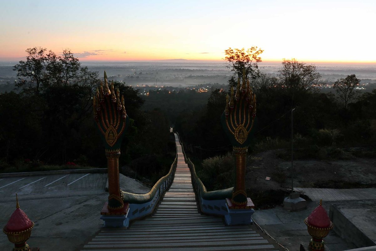 ยามเช้าตรู่ที่วัดพระบาทภูพานคำ