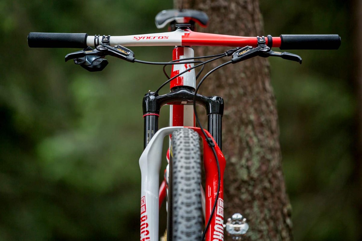 Scott-Spark-RC-900-World-Champion-Nino-Schurter-Swiss-Edition_N1NO-custom-XC-Worlds-mountain-bike_front-end.jpg