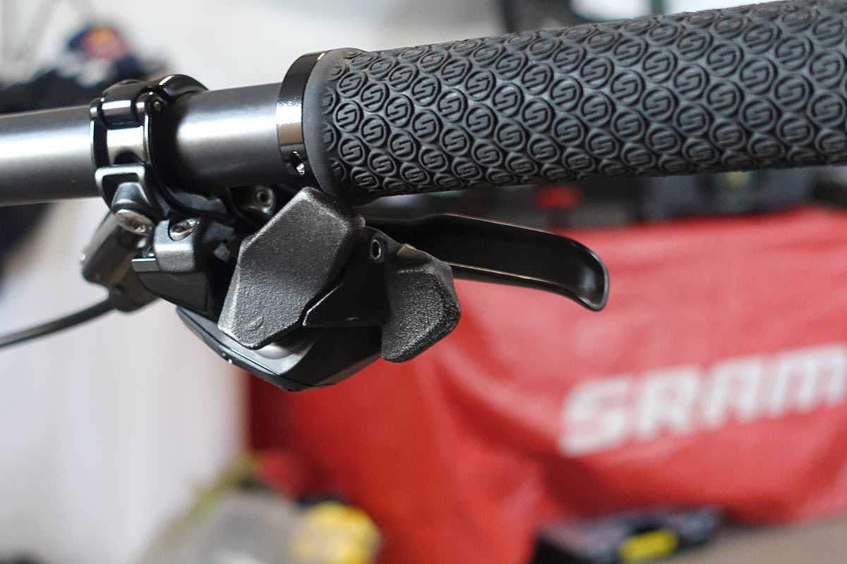 SRAM-Eagle-eTAP-AXS-prototype-MTB-shifter01.jpg