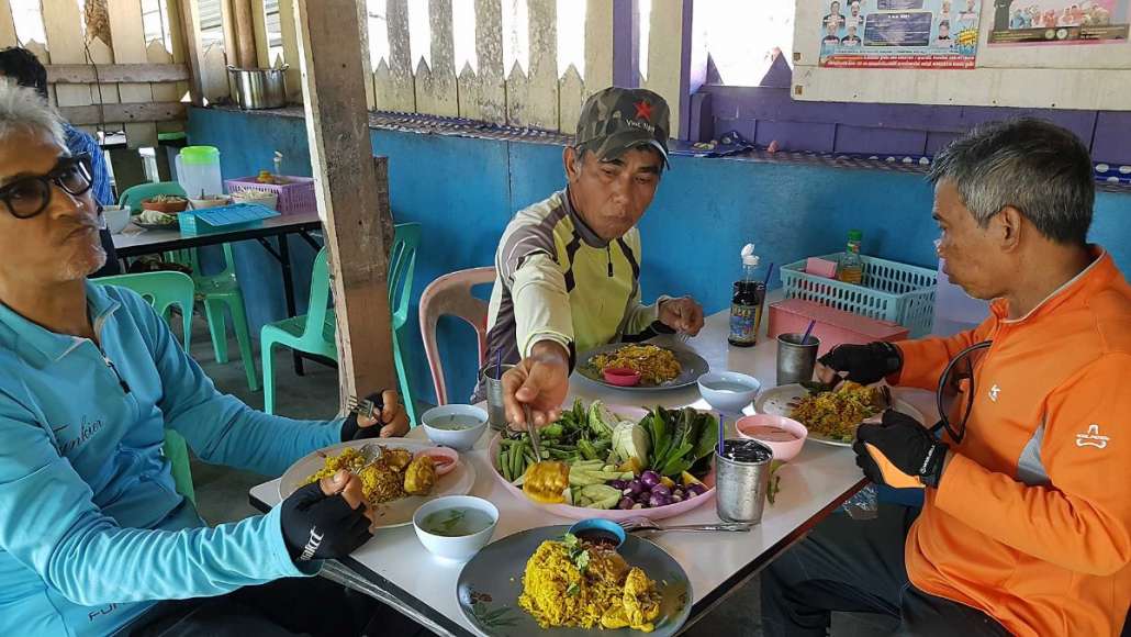 แล้วมาแวะกินข้าวหมกไก่กันก่อนเดินทาง