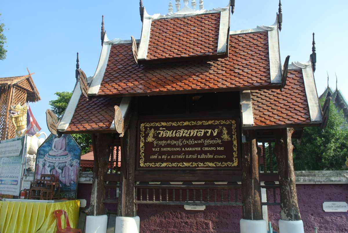 วัดแสนหลวง : Wat Saen Luang<br /><br /> วัดแสนหลวง ตำบลยางเนิ้ง สร้างด้วยศรัทธาเพื่อเป็นอนุสรณ์ของเจ้านายฝ่ายเหนือท่านหนึ่งซึ่งได้รับราชการตำแหน่ง“แสนหลวง” ในราชวงศ์เจ้าผู้ครองนครเชียงใหม่ทรงพระนามว่า “เจ้ากาวิละ” เมื่อปี พ.ศ. 2339 มีประวัติโดยสังเขปดังนี้<br /> <br />ในรัชสมัยของพระเจ้าเมกุฎิวิสุทธิวงศ์ แห่งราชวงศ์เม็งราย องค์ที่ 20 ได้เสียเมืองเชียงใหม่ให้แก่พระเจ้าบุเรงนองมหาราช กษัตรย์พม่า เมื่อปี พ.ศ.2102 และพระองค์ได้ถูกจับตัวไปยังกรุงอังวะ นับตั้งแต่นั้นมาลานนาไทยก็หมดอิสรภาพโดยสิ้นเชิงและต้องตกไปอยู่ใต้อำนาจของพม่าเป็นเวลาช้านานถึง 216 ปี<br /><br />ต่อมาในปี พ.ศ.2317 พญ่าจ่าบ้าน(บุญมา) ซึ่งเป็นน้าของพระเจ้ากาวิละ ได้ร่วมกับพระเจ้ากาวิละ นำทัพของพระเจ้าตากสินมหาราช ซึ่งตั้งตนเป็นใหญ่ หลังเสียกรุงศรีอยุธยา เข้าตีเมืองเชียงใหม่ ทำการขับไล่พม่าออกจากแผ่นดินลานนา เมืองเชียงใหม่จึงเป็นอิสระอีกครั้งหนึ่ง แต่ก็หาความผาสุกมิได้ ไพร่ฟ้าประชาชนไม่เป็นอันทำมาหากิน เนื่องจากถูกพม่ายกทัพมารบกวนอยู่เสมอ ซ้ำร้ายยังขาดแคลนเสบียงอาหาร ประกอบกับป้อมคูประตูหอรบชำรุดทรุดโทรมมาก จึงปรึกษากันอพยพผู้คนร่นมาจากเมืองเชียงใหม่ มาตั้งรับข้าศึกอยู่ที่เวียงหวาก<br /><br />เมื่อพระเจ้ากาวิละและพญาจ่าบ้านมาอยู่ที่เวียงหวากแล้วจึงปรึกษาหารือกัน ได้มีมติเห็นชอบตรงกันในอันที่จะสร้างวัดขึ้นสักวัดหนึ่ง เพื่อไว้บำเพ็ญกุศลของข้าราชการในราชสำนักและไพร่ฟ้าประชากร จึงประชุมเสนาอำมาตย์และชาวเมือง ที่ประชุมมีความเห็นชอบพร้อมกัน โดยมอบอำนาจให้พญาแสนหลวงเป็นสล่า (นายช่าง) ออกแบบก่อสร้าง ขึ้นในปี พ.ศ.2338 ตรงกับเดือน 6 เหนือ (เดือน 4 ใต้) ออก 15 ค่ำ ยามแถลรุ่ง (ใกล้รุ่งอรุณ) เป็นเวลาฤกษ์งามยามดี จึงได้ทำพิธีฝังลูกนิมิตโดยอาราธนามหาเถรเจ้าจ่อคำต๊ะโรเป็นองค์ประธานฝ่ายสงฆ์ พญาแสนหลวงเป็นหัวหน้าฝ่ายฆราวาสแบ่งหน้าที่ให้ผู้ชำนาญแต่ละหมวดหมู่ไปรับงานไปทำ<br /><br />การก่อสร้างดำเนินงานไปเกือบจะเสร็จ ทางสล่าอยากจะได้จอง(เตียง) ไว้ในโฮง(กุฎิ) ให้พระสงฆ์ไว้นอน และอยากจะได้เตียงถวายเจ้าเหนือหัว (พระยากาวิละ) ด้วย จึงได้พาพวกสล่าไปตัดต้นยางต้นหนึ่ง(ในตำนานกล่าวว่าต้นไม้ใหญ่ขนาดสามคนโอบ) มีลำต้นเนิ้ง(เอน) ไปทางทิศตะวันออก สันนิษฐานว่าต้นยางนี้คงจะขึ้นอยู่แถวบริเวณโรงฆ่าสัตว์เทศบาลเดิมเพราะเป็นเวลาล่วงเลยมาเป็นเวลาสองร้อยกว่าปีแล้ว พอคณะช่างไปถึงต้นยางใหญ่ สล่าหมิ่น จองต๊ะ ผู้เป็นหัวหน้าก็ยกขวานใหญ่ฟันลงไปต้นยางนั้น ก็บังเกิดอาเพศโดยต้นยางต้นใหญ่ต้นนั้น มีอาการสั่นสะเทือน และมีเสียงคราง ฮือๆ เหมือนได้รับความเจ็บปวดอย่างแสนสาหัส พวกสล่าเหล่านั้นต่างพากันทิ้งเครื่องมือวิ่งหนีไปคนละทิศละทาง ผู้ที่มีสติดีกว่าเพื่อนได้แก่พญาแสนหลวงผู้เป็นหัวหน้าได้ตะโกนสั่งให้ลูกน้อง ไปนำเอาข้าวตอก ดอกไม้ ธูปเทียน เหล้าไห ไก่คู่ หมาก เมี่ยง พลู ยา มาตั้งศาลเพียงตา ทำพิธีบวงสรวง เสร็จแล้วจึงสั่งให้นายช่างเข้าตัดต้นยางต่อไป คราวนี้ปรากฎว่า ไม่มีการสั่นสะเทือนหรือเสียงคราวออกมาจากต้นยางแต่ประการใดอีกเลย<br /><br />การก่อสร้างวัดก็สำเร็จลุล่วงไปได้ด้วยดี ต่อมาไม่นานนัก พญาแสนหลวงก็ถึงแก่อนิจกรรมลงต่อมาอีกเพียง 3 วัน มหาเถรจ่อคำต๊ะโร เจ้าอาวาสก็ถึงแก่มรณกรรมลงในระยะเวลาใกล้ๆ กันนั้น พระเจ้ากาวิละจึงได้จัดการปลงศพพร้อมกัน เมื่อทำบุญปลงศพเสร็จแล้ว จึงได้ให้สล่าแป๋งหอ (ศาล) ไว้สองหอ หอคำสร้างไว้ที่หลังพระวิหาร ต่อมาหอคำนี้ก็ได้หายสาบสูญไป ส่วนอีกหอหนึ่ง คือ หอพญาแสนหลวงที่สร้างไว้ที่แจ่ง กำแพงวัดด้านเหนือ คือที่ริมศาลาบาตร ใต้ต้นโพธิ์ตราบเท่าทุกวันนี้<br /><br />ต่อมาพระเจ้ากาวิละและพญาจ่าบ้าน จึงได้พระกรุณาโปรดให้ตั้งชื่อวัดนี้ว่า “วัดแสนหลวง” เพื่อให้เป็นอนุสรณ์ให้แก่ “พญาแสนหลวง” นายช่างใหญ่ผู้ออกแบบและดำเนินการก่อสร้างวัดนี้ ขึ้นเมื่อ พ.ศ. 2338 ส่วนศาลพญาแสนหลวง ต่อมาได้นามว่า “ศาลเจ้าพ่อแสนหลวง” เพื่อเป็นที่สักการะบูชาของประชาชนต่อไปอีกนานเท่านาน<br /><br />ต่อมาในปี พ.ศ.2339 พระเจ้ากาวิละ และพญาจ่าบ้าน(บุญมา) สองน้าหลาน เห็นว่าเมืองเชียงใหม่ได้ถูกปล่อยให้รกร้างว่างเปล่ามานานแล้ว ควรจะพากันไปปฎิสังข์เมืองเชียงใหม่อันเป็นเมืองหลวงเดิม คิดได้เช่นนี้แล้ว จึงได้อพยพไพร่ฟ้าข้าแผ่นดินกลับเข้าเมืองเชียงใหม่ ทำการปฎิสังขรณ์บูรณะจนเจริญรุ่งเรืองมาตราบทุกวันนี้