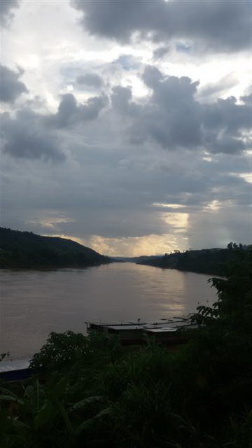 ภาพใกล้ค่ำวันที่ 24 กันยายน 2557  ของแม่น้ำโขง ณ บ้านเซียงกก เมืองลอง แขวงหลวงน้ำทา สปป.