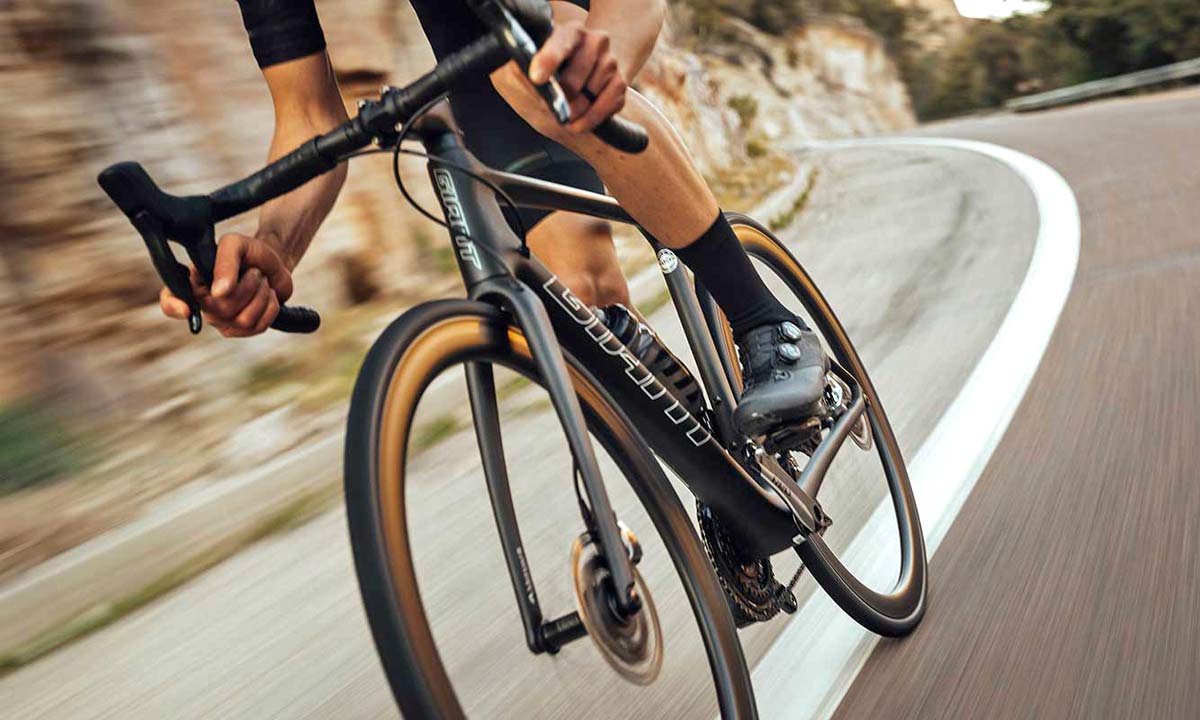 2021-Giant-TCR-road-bike_new-lightweight-carbon-aero-road-race-bike_fork-cornering.jpg
